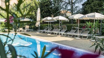 Außenpool, geöffnet von 08:00 Uhr bis 21:00 Uhr, Sonnenschirme