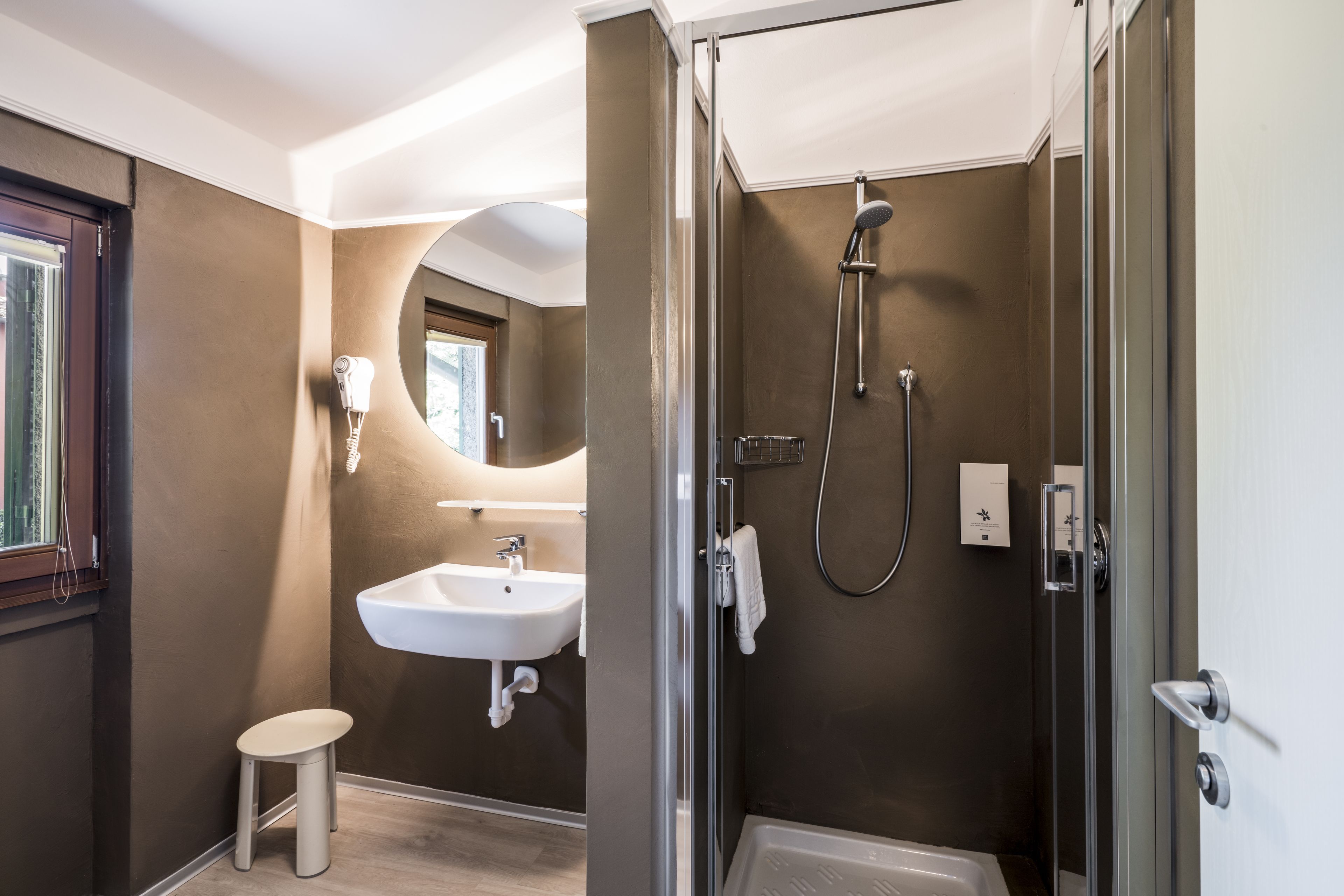 standard room | bathroom | shower, free toiletries, hair dryer, bidet