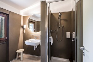 Habitación estándar doble | Baño | Ducha, artículos de higiene personal gratuitos y secador de pelo