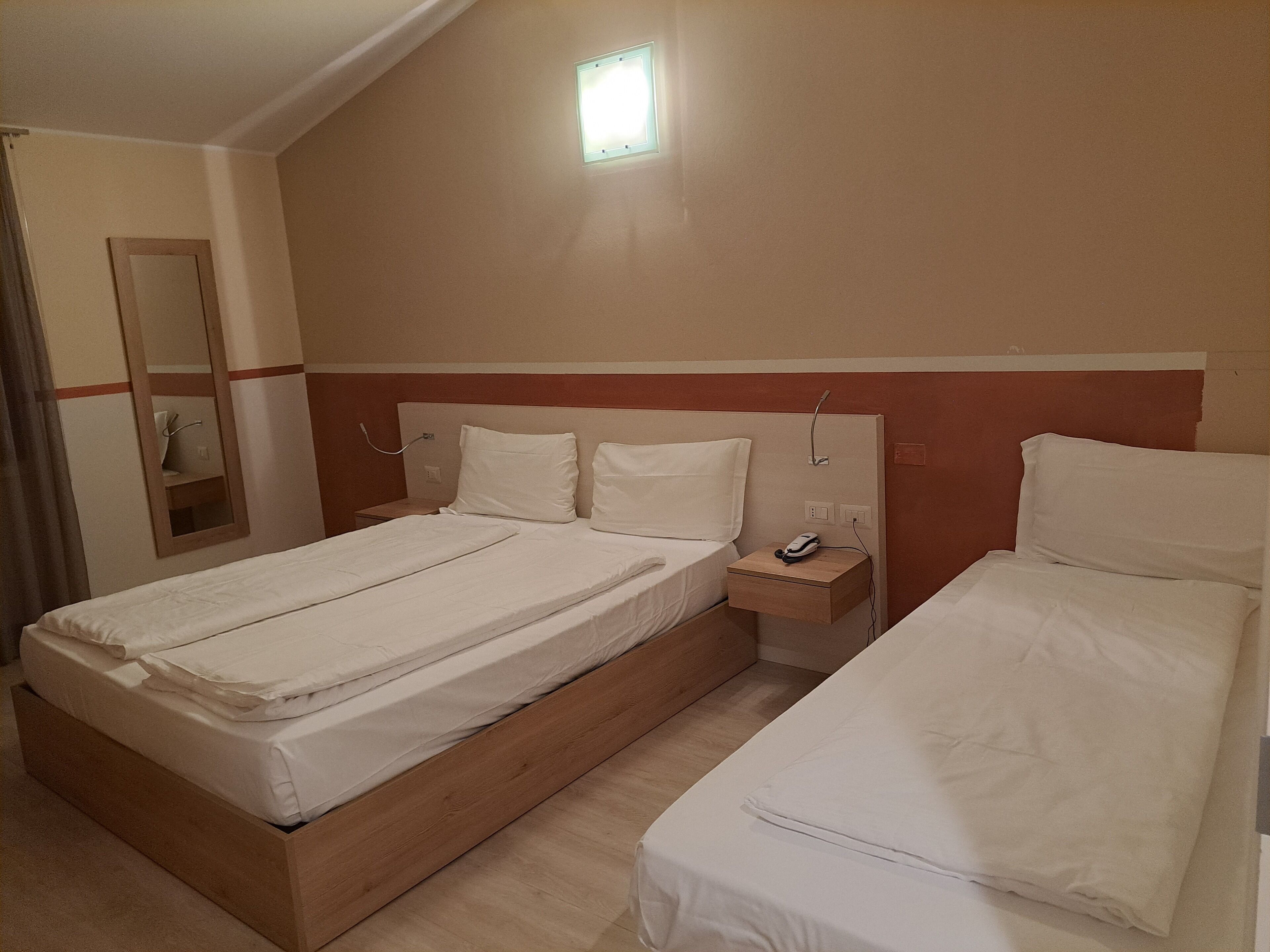 Camera Tripla Economy | Dundyner, skrivebord, lydisolert og wi-fi (inkludert)