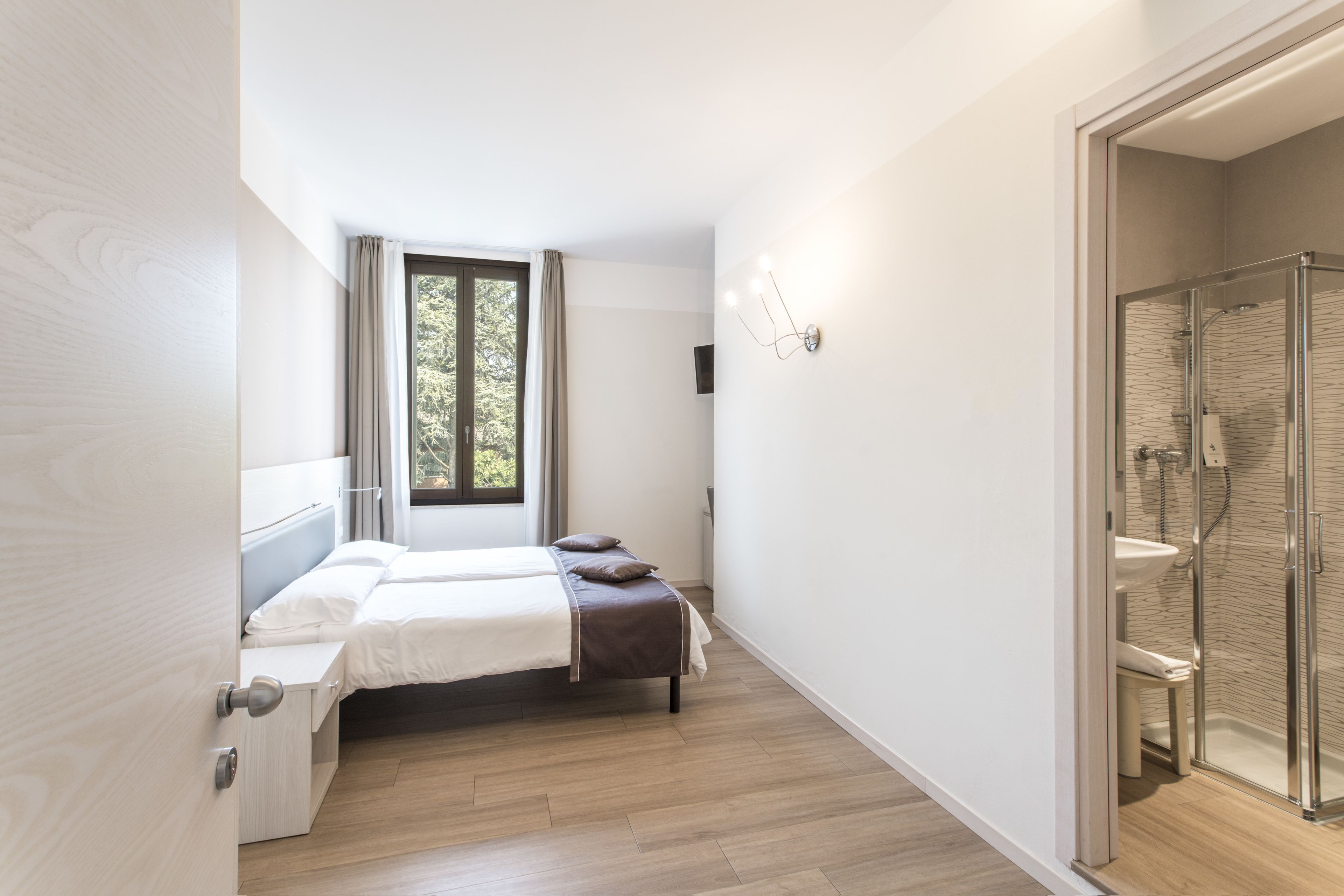 standard room | 1 bedroom, down duvets, desk, soundproofing