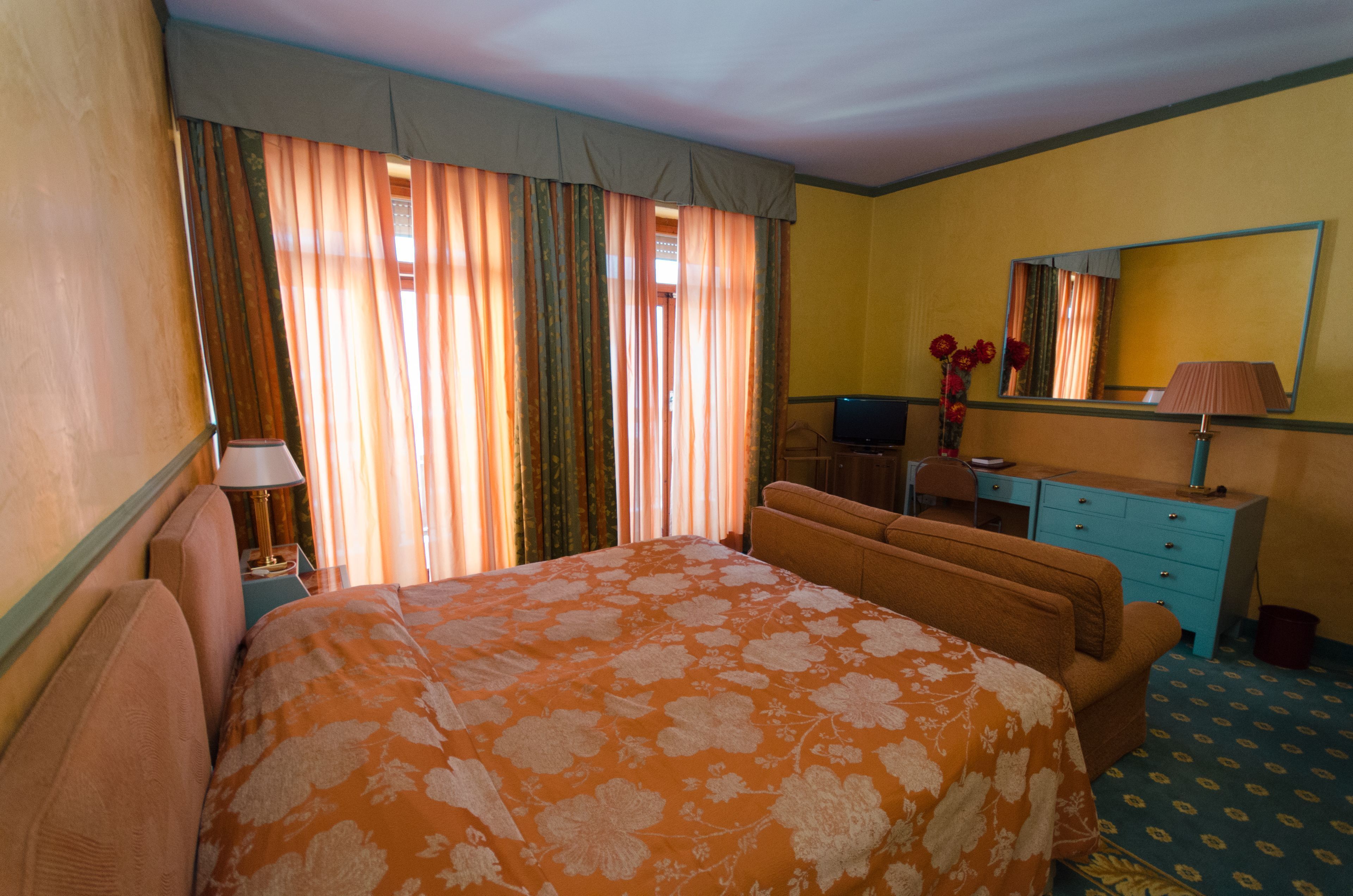 Donsdekens, een minibar, een kluis op de kamer, een bureau