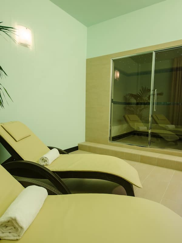Couples treatment room(s), body treatments, body scrubs, facials