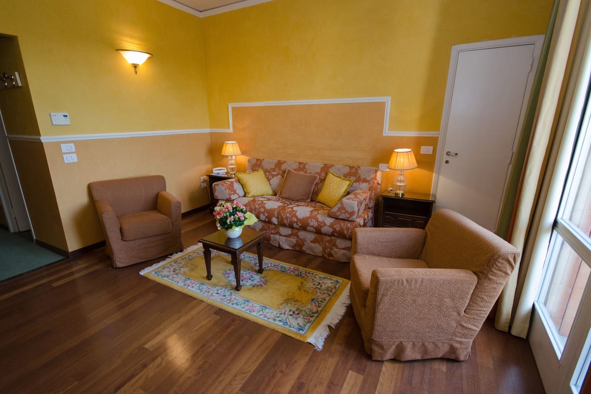 ห้องสวีท | ผ้านวมขนเป็ด, มินิบาร์, ตู้นิรภัยในห้องพัก, โต๊ะทำงาน