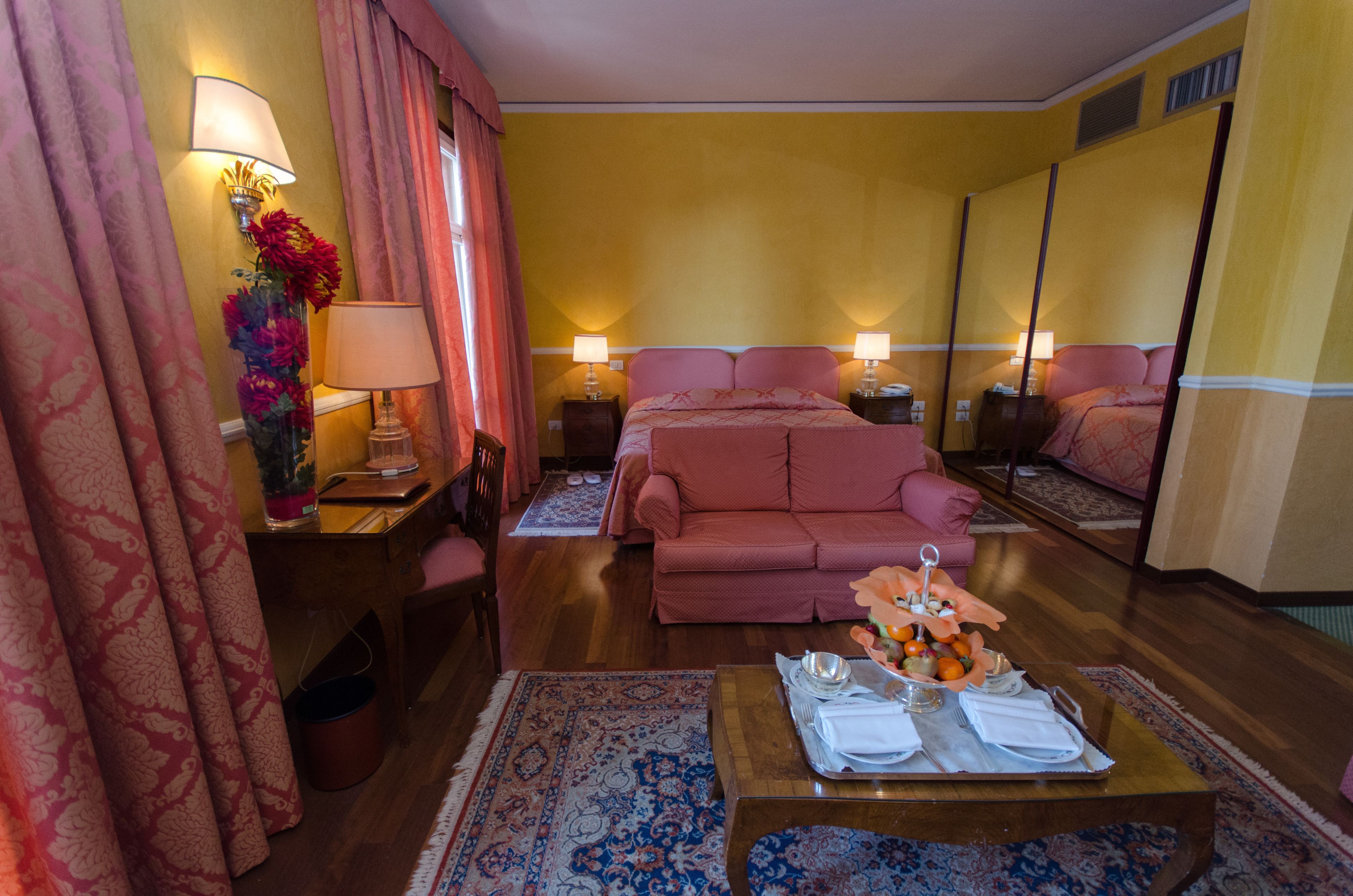 suite | living area | flat-screen tv