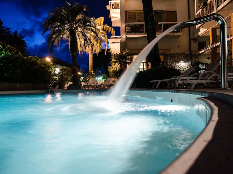 Una piscina al aire libre, tumbonas