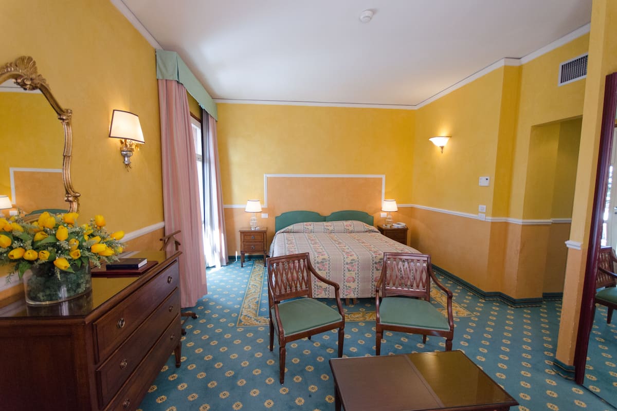 down duvets, minibar, in-room safe, desk