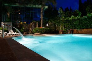 Utomhuspool och solstolar