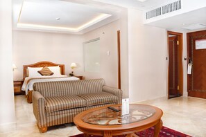 خزنة داخل الغرفة ومكتب وستائر تعتيم وتجهيزات عازلة للصوت