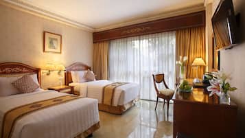 Safe på rommet, skrivebord, blendingsgardiner og lydisolert