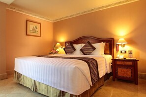 In-room safe, desk, blackout drapes, soundproofing - Ambhara Hotel (Jakarta)