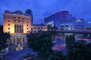 Outdoor pool - Ambhara Hotel (Jakarta)