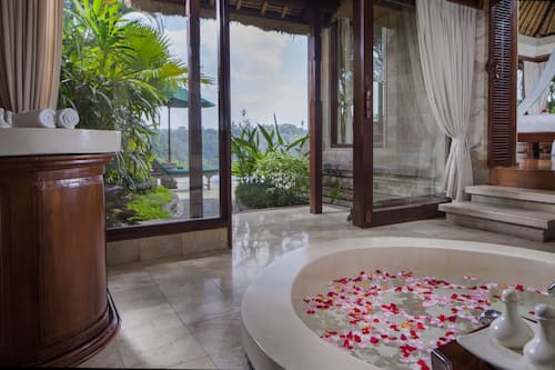 Separate bathtub and shower, deep-soaking bathtub, free toiletries
