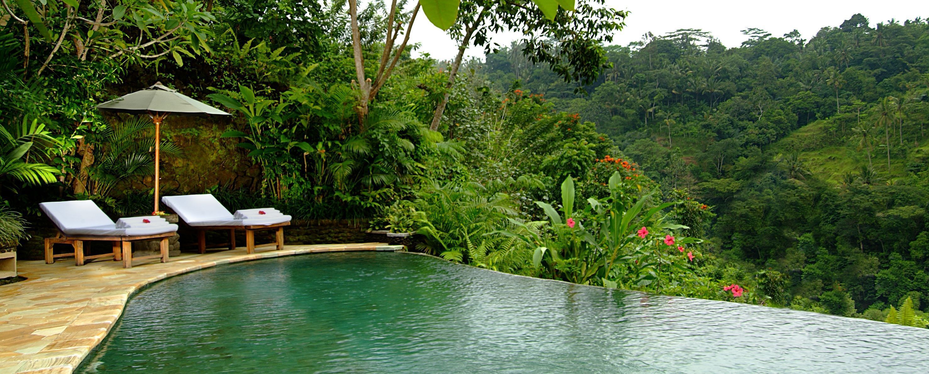 3 utendørsbassenger, bassengparasoller og solsenger