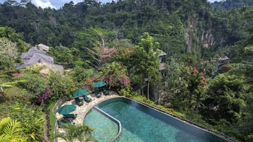 3 outdoor pools, pool umbrellas, sun loungers