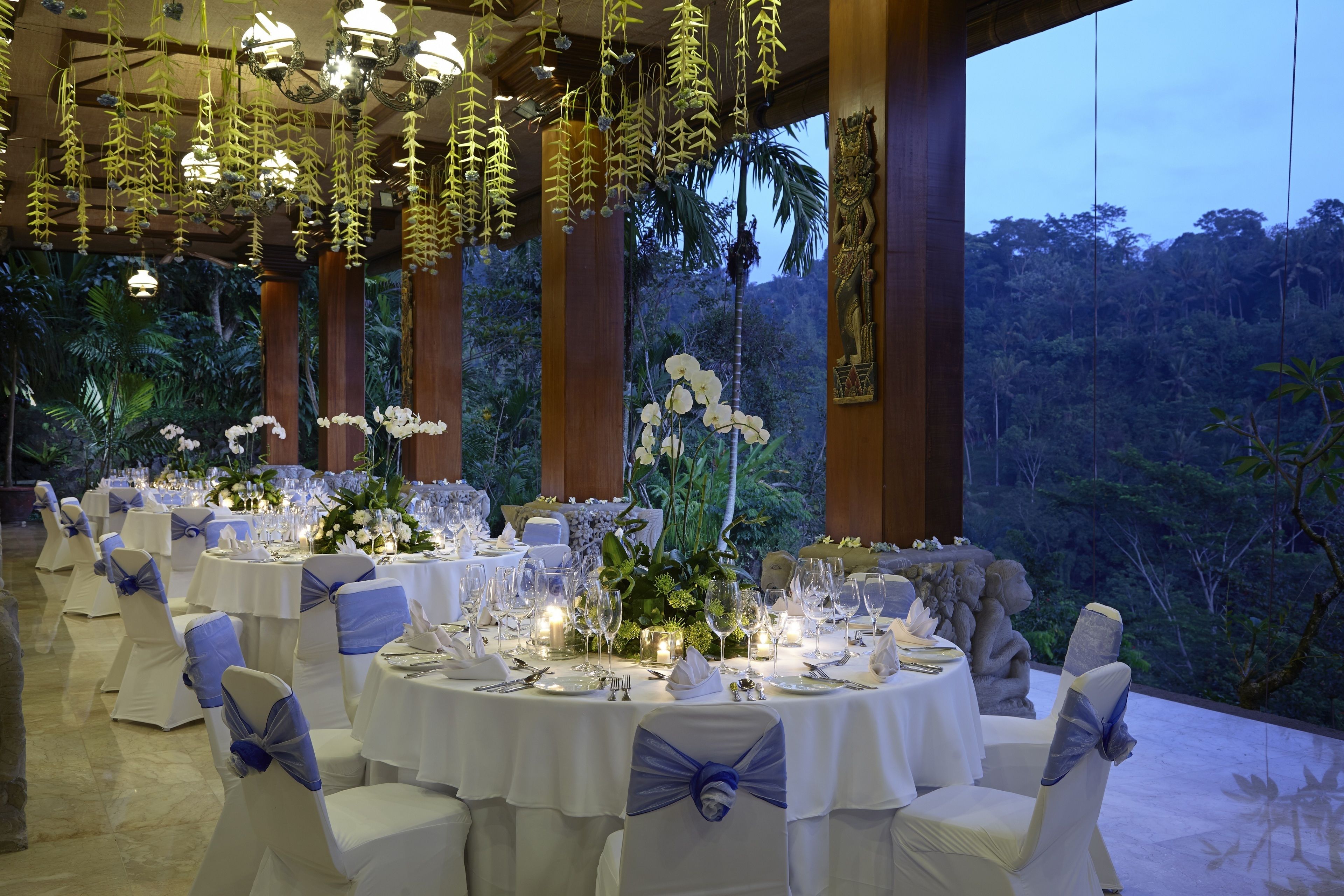 4 restaurants, breakfast served