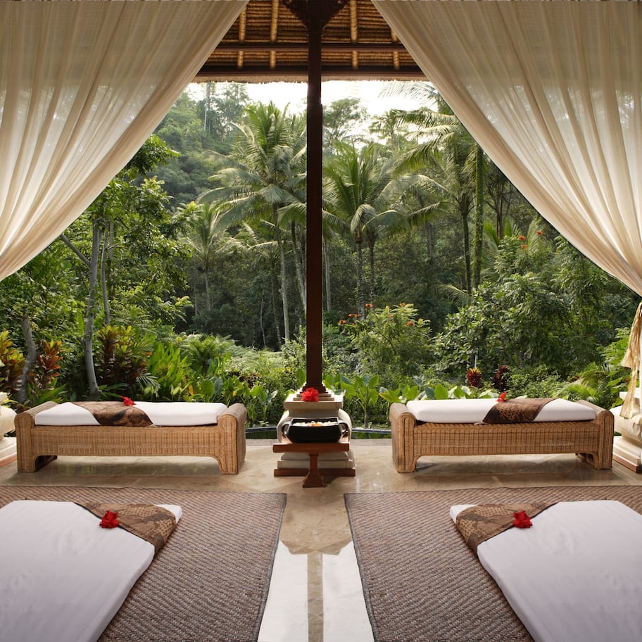 Couples treatment rooms, sauna, hot tub, steam room, body treatments