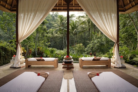 Couples treatment rooms, sauna, hot tub, steam room, body treatments