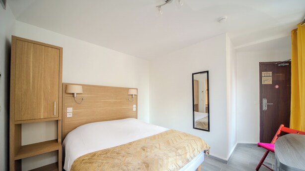 Select Comfort beds, in-room safe, desk, soundproofing - Casa Serena Paris Hôtel (Paris)