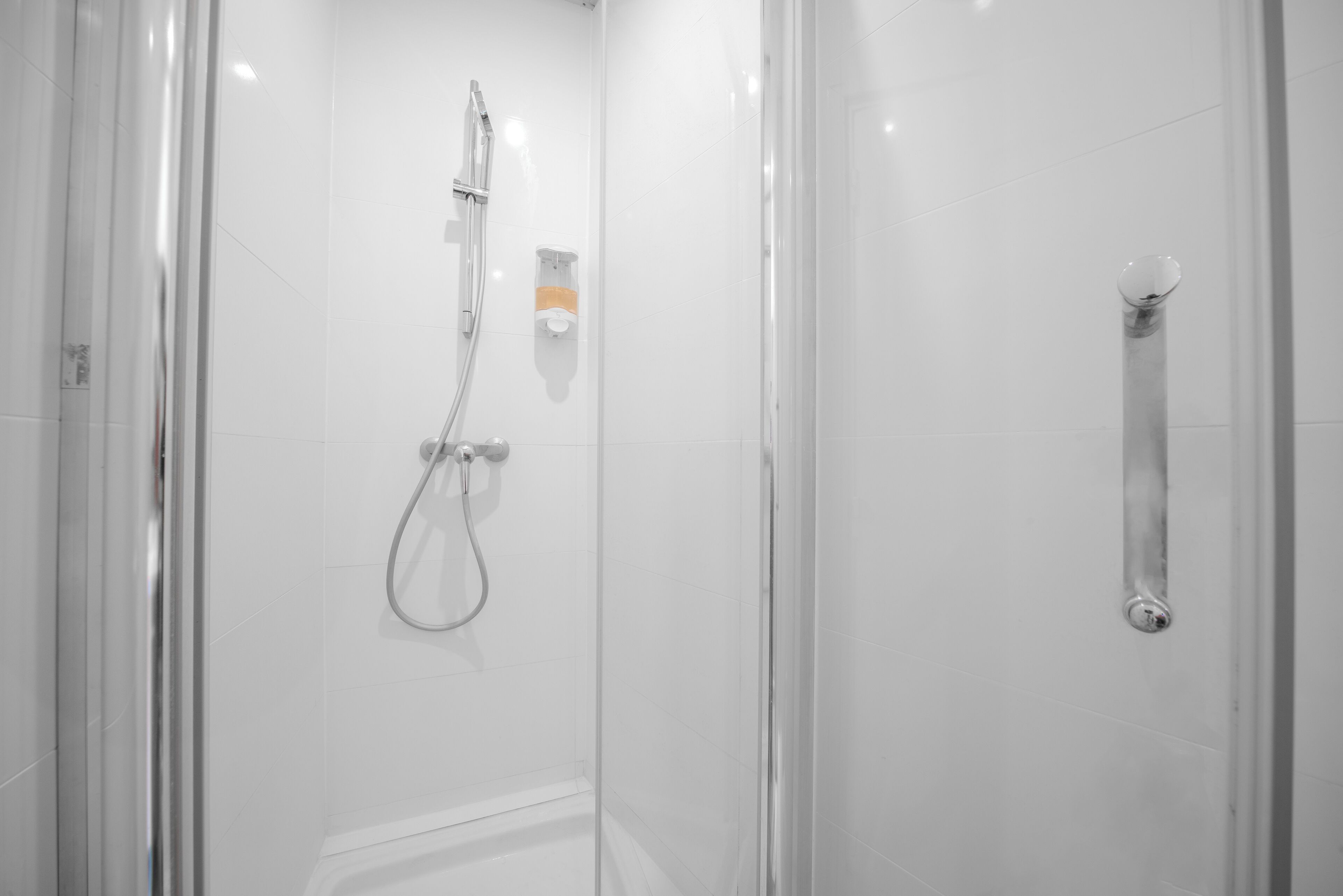 Chuveiro/banheira combinados, secador de cabelo, toalhas de banho 