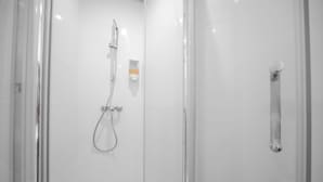 Combined shower/bathtub, hair dryer, towels - Casa Serena Paris Hôtel (Paris)