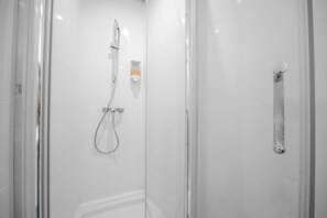 Combined shower/tub, hair dryer, towels
