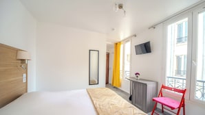 Select Comfort beds, in-room safe, desk, soundproofing - Casa Serena Paris Hôtel (Paris)