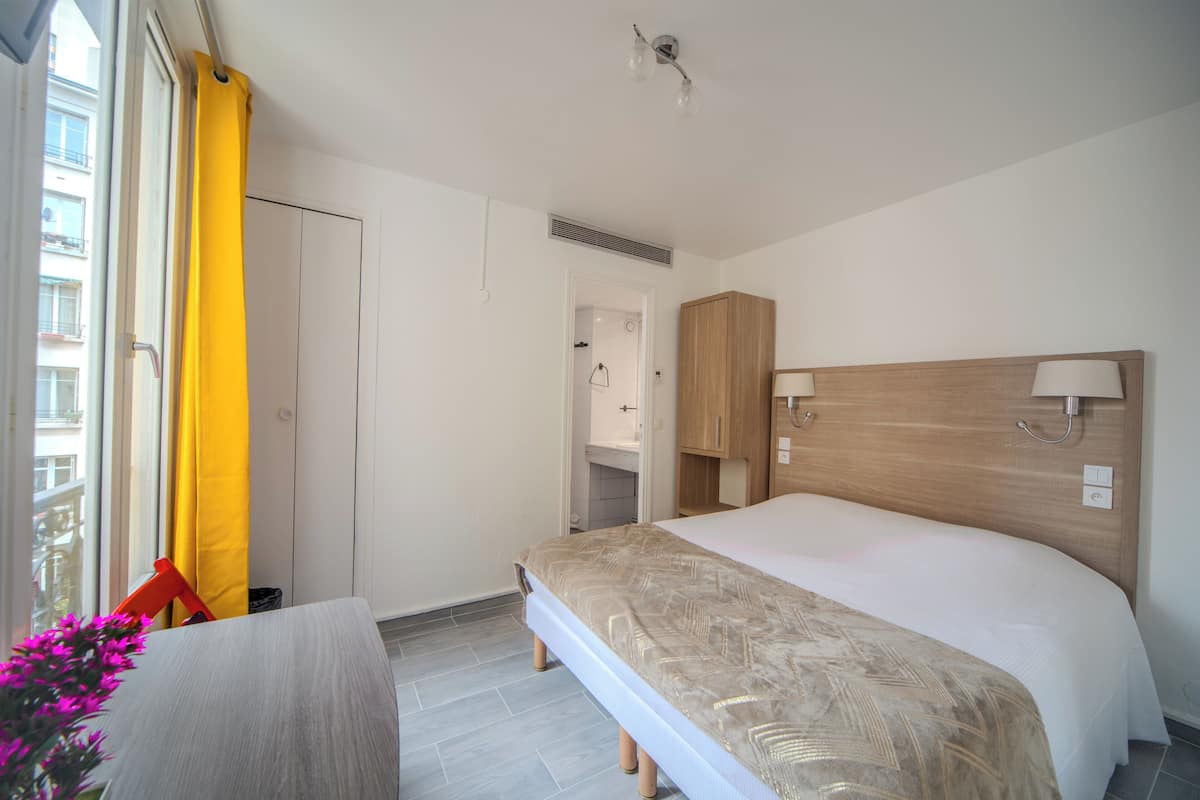 Select Comfort beds, in-room safe, desk, soundproofing