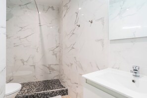 A bathroom with a shower, toilet, and sink. - Casa Serena Paris Hôtel (Paris)