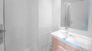 Combined shower/bathtub, hair dryer, towels - Casa Serena Paris Hôtel (Paris)