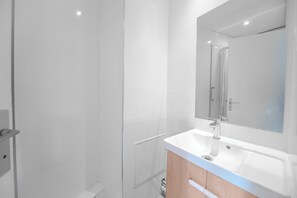 وحدات دش مع أحواض استحمام، مجففات شعر، مناشف