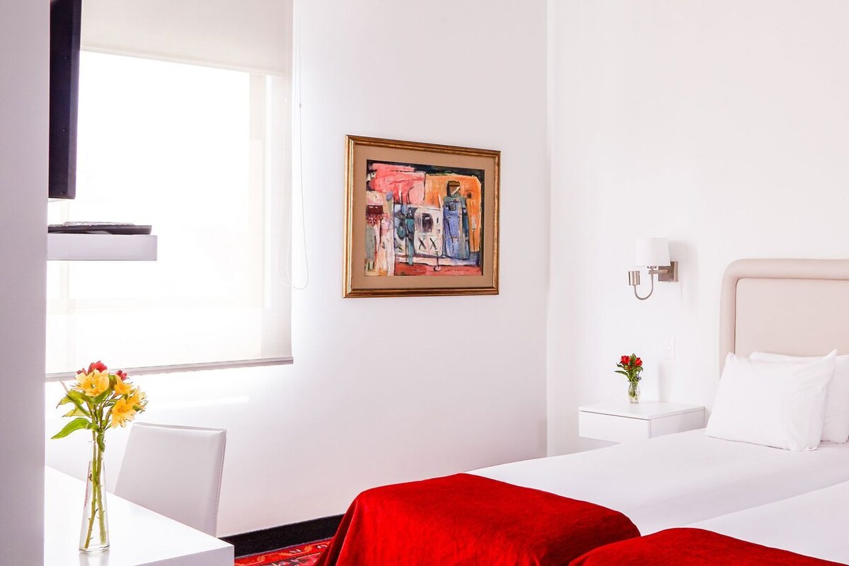 Premium bedding, down comforters, minibar, in-room safe