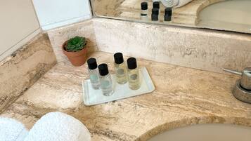 Chambre Standard double, 1 grand lit | Salle de bain | Articles de toilette (gratuits), séchoir à cheveux, serviettes fournies