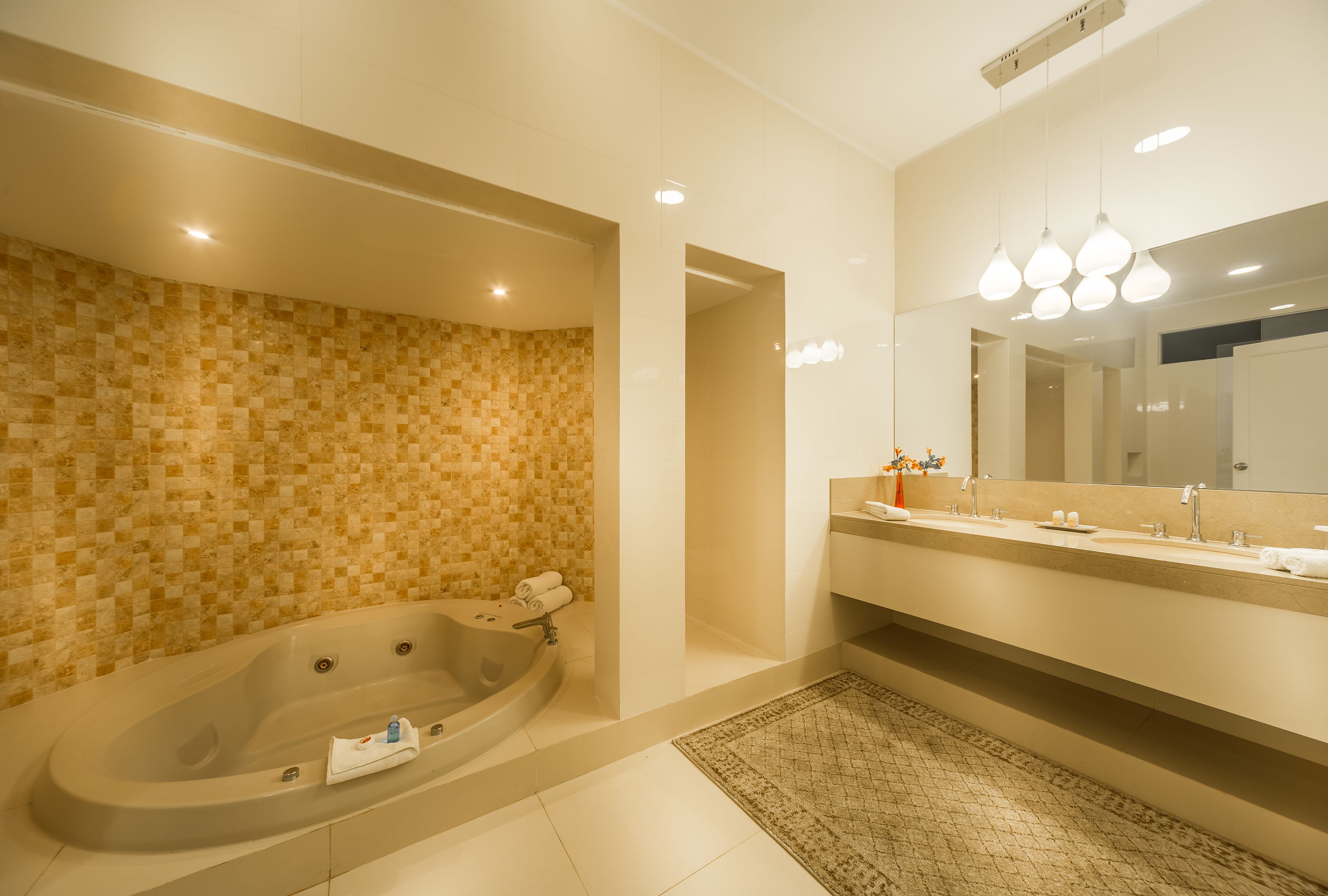 senior suite | bathroom | free toiletries, hair dryer, towels