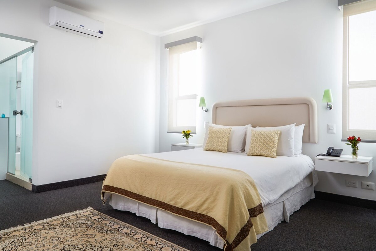 Premium bedding, down comforters, minibar, in-room safe