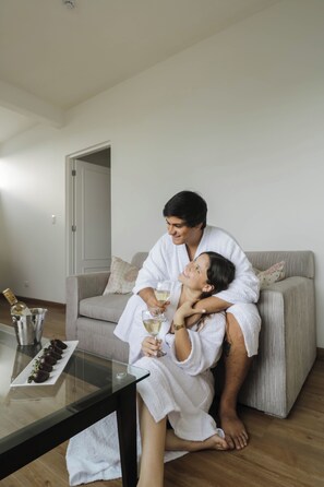 Junior suite | Luxe beddengoed, donsdekens, een minibar, een kluis op de kamer