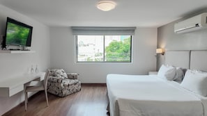 Ropa de cama de alta calidad, cubrecamas y minibar 
