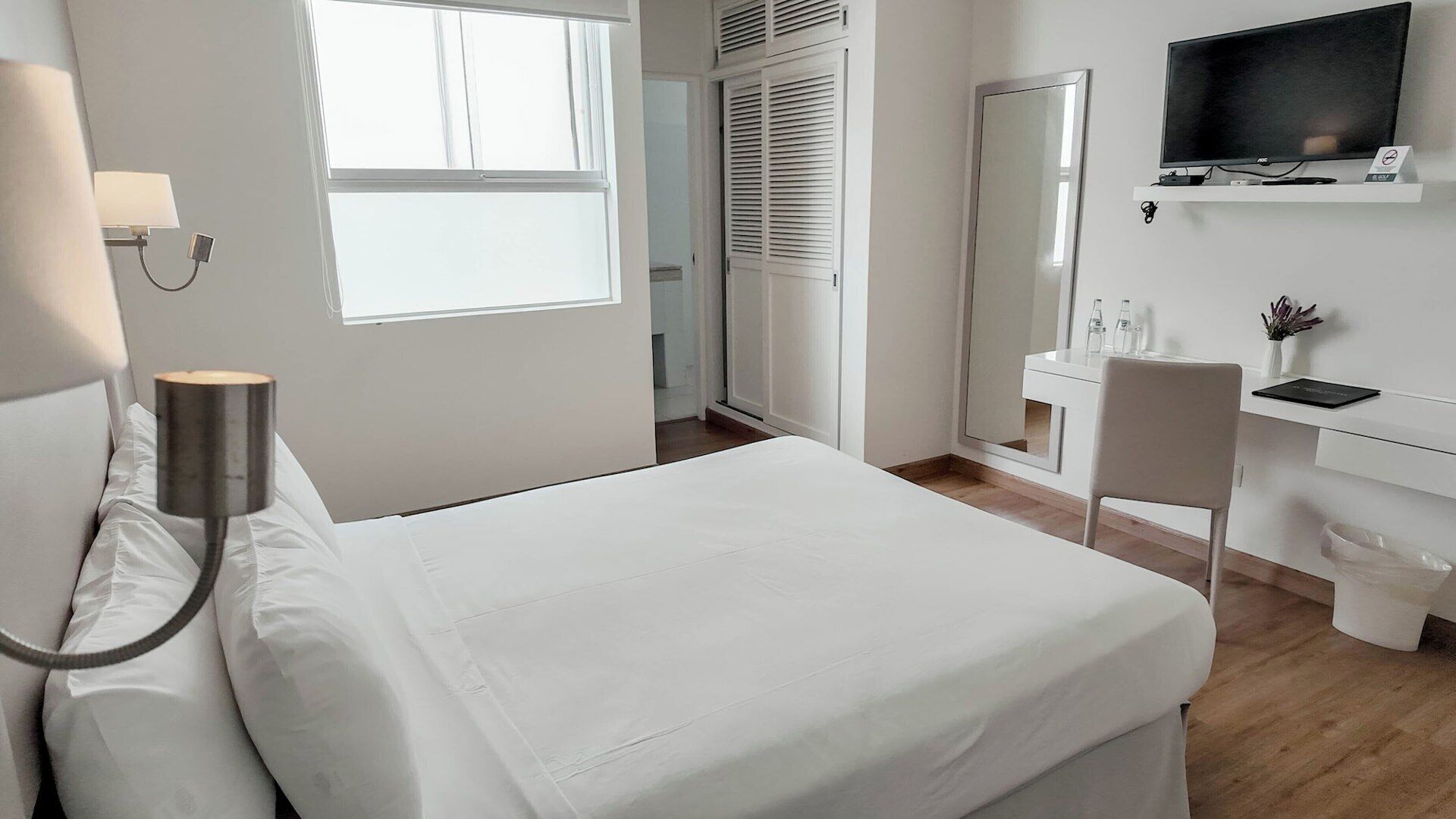 Roupas de cama premium, edredons de pluma, frigobar, cofres nos quartos