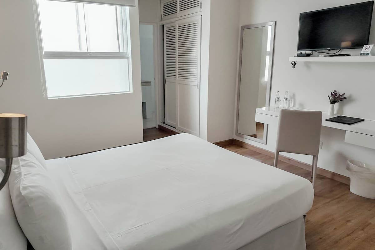 Ropa de cama de alta calidad, edredones de plumas, minibar y caja fuerte