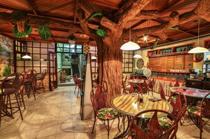 供应早餐、午餐和晚餐，泳池景观