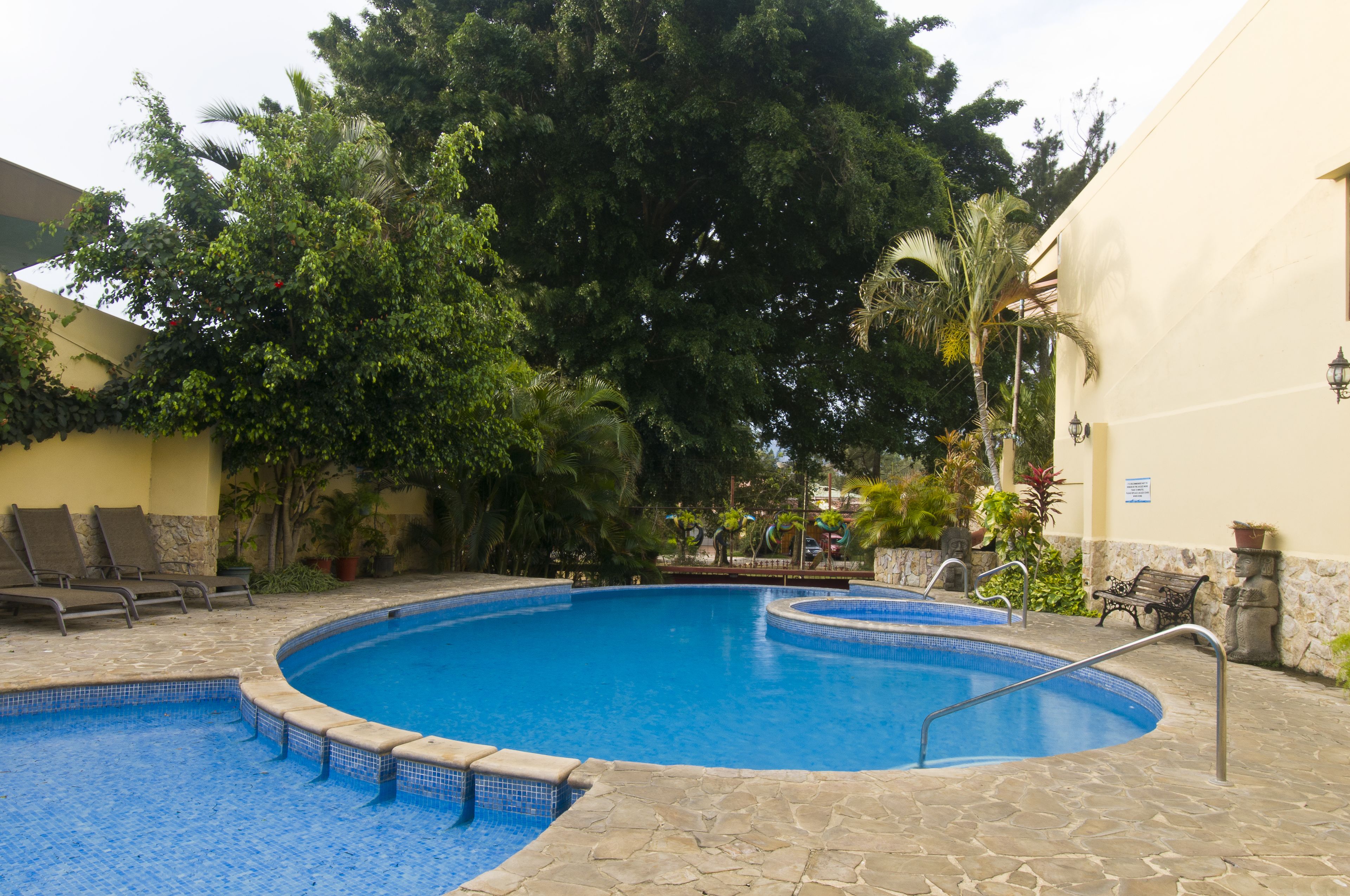 Außenpool, geöffnet von 07:00 Uhr bis 21:00 Uhr, Sonnenschirme