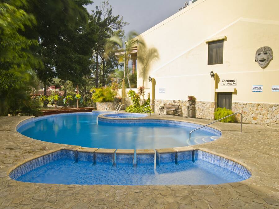 Utendørsbasseng, bassengparasoller og solsenger