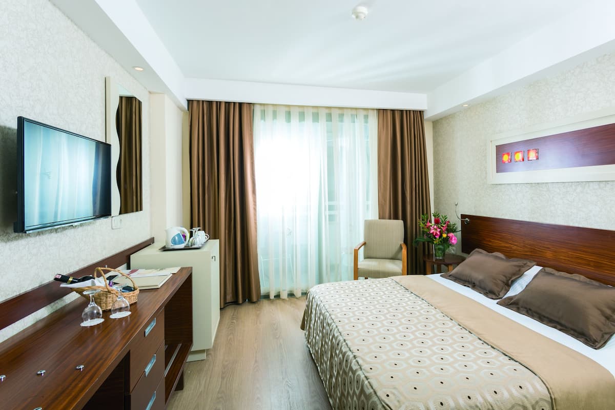 Luxe beddengoed, een gratis minibar, een kluis op de kamer, een bureau
