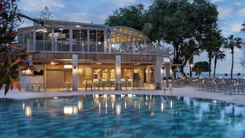 Poolside bar
