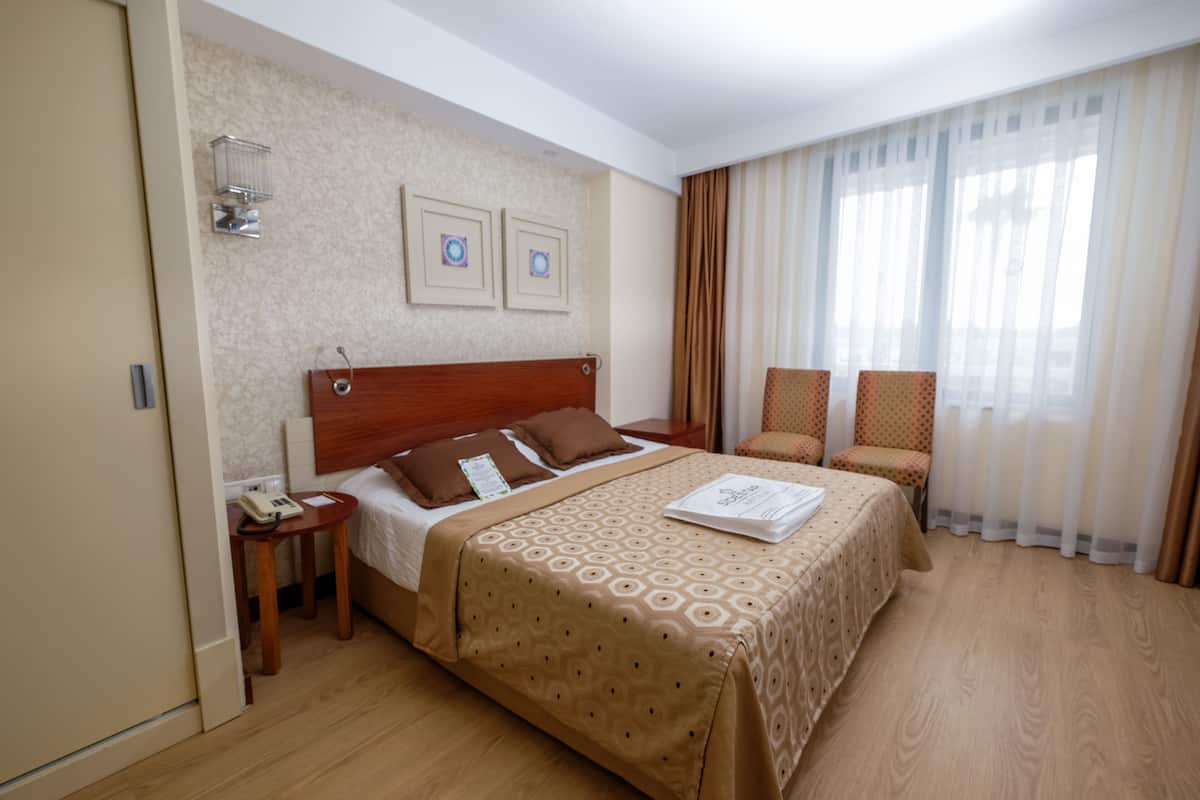 Junior suite | Luxe beddengoed, een gratis minibar, een kluis op de kamer, een bureau