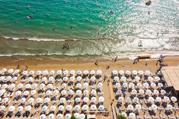 Privatstrand, Liegestühle, Sonnenschirme, Strandbar