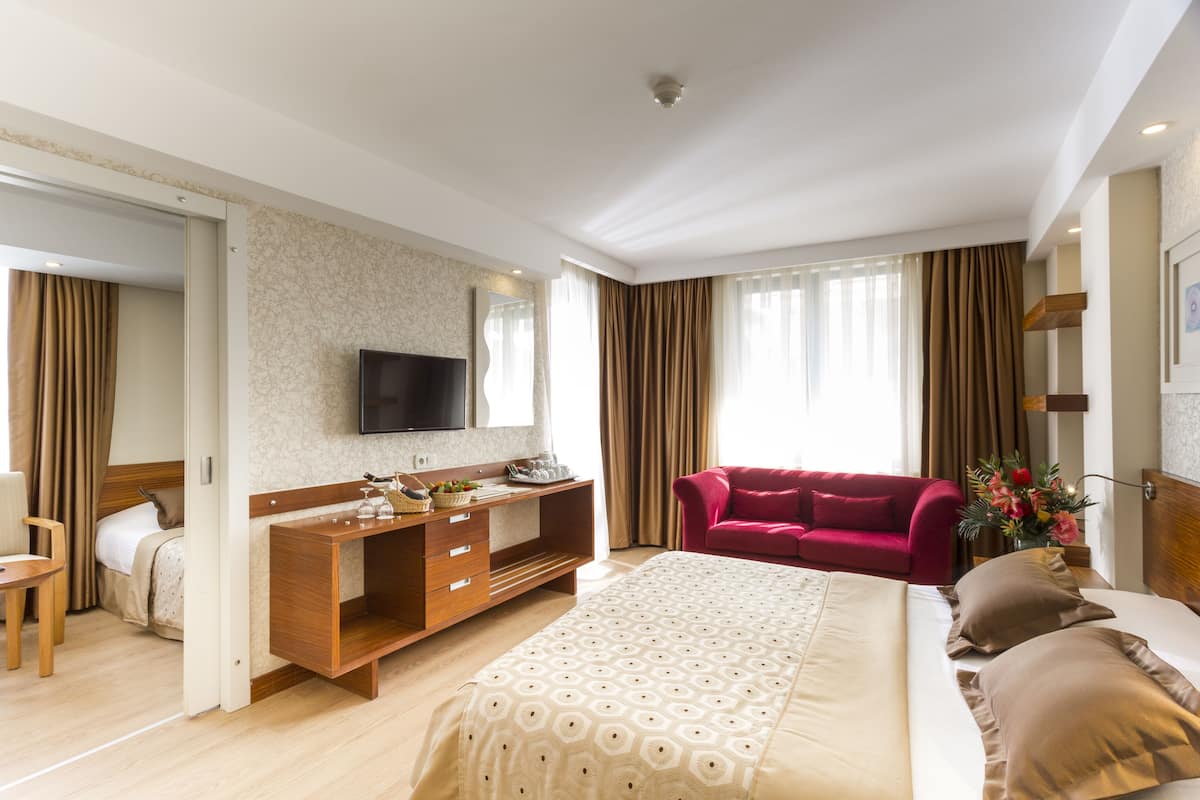 Luxe beddengoed, een gratis minibar, een kluis op de kamer, een bureau