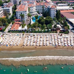 Privat strand, solstolar, parasoller och strandbarer