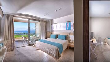 Superior Family Room with Sea View | Bàn, màn/rèm cản sáng, phòng cách âm, bàn ủi/dụng cụ ủi quần áo