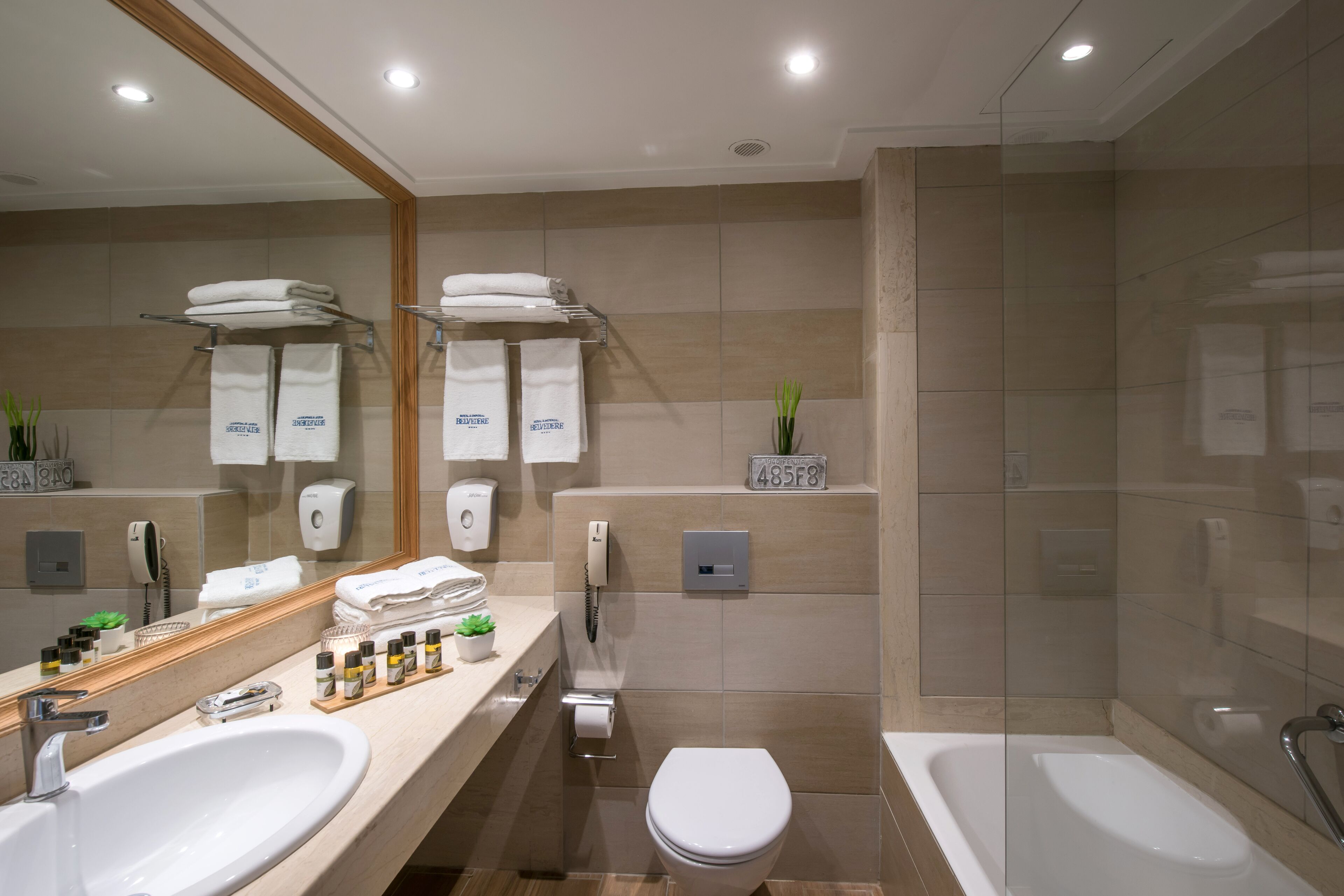 Une salle de bain moderne avec deux lavabos, des toilettes et une douche.